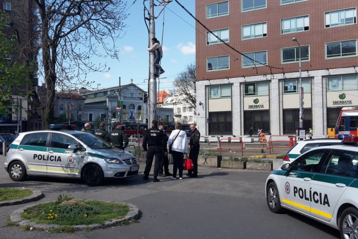 Ilustračný obrázok k článku VIDEO: Na Kamenom námestí uviazol dezorientovaný muž na stĺpe. Ako sa tam dostal?