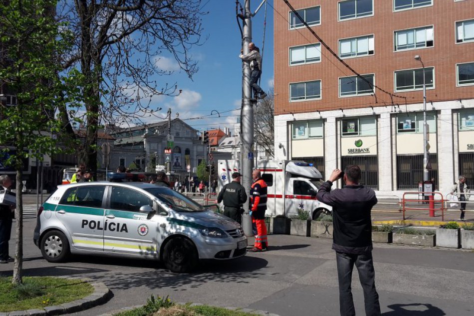 Ilustračný obrázok k článku Top najčítanejších článkov uplynulého týždňa - video s mužom na stĺpe, obojsmerná električka či dizajnéri z Bratisky