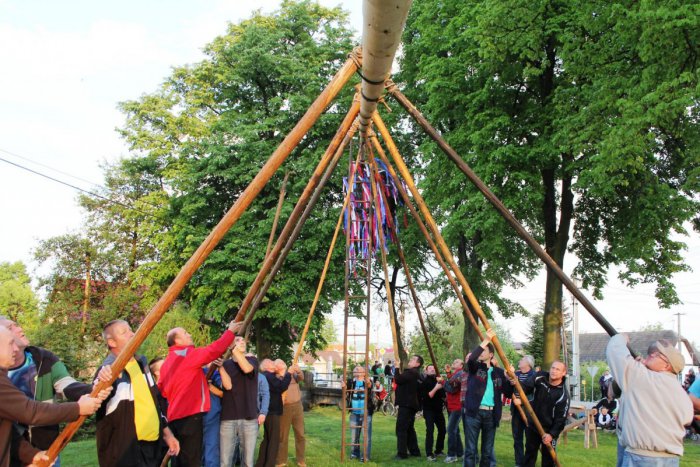 Ilustračný obrázok k článku Tradičné stavanie mája aj v Prievidzi: Tešte sa na blší trh i cimbalovú hudbu