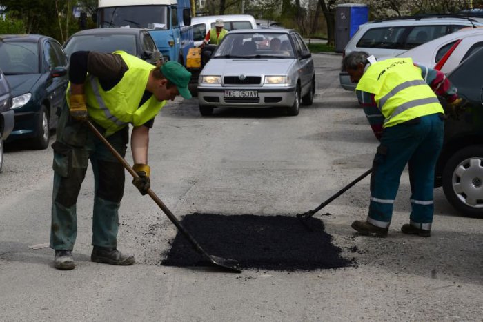 Ilustračný obrázok k článku Bratislavský samosprávny kraj opravoval výtlky na regionálnych cestách už počas zimy