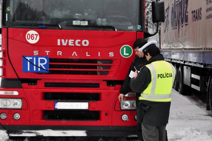 Ilustračný obrázok k článku Nebezpečná jazda zaujala políciu: Kamionista nafúkal 3,13 promile!