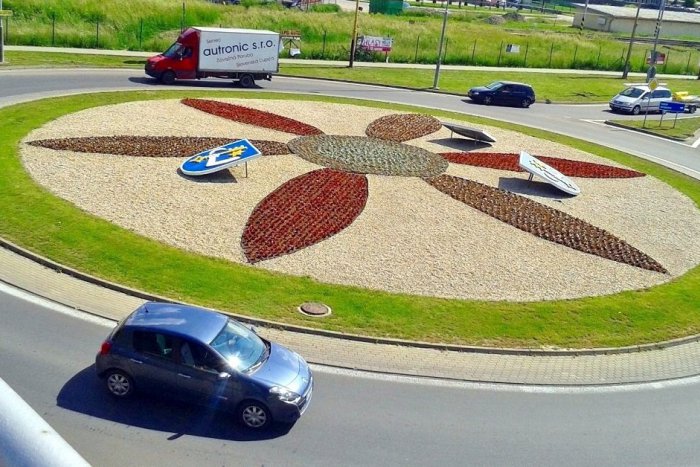 Ilustračný obrázok k článku Humenné ožije farbami: Na území mesta vysadia 12 000 kvetov