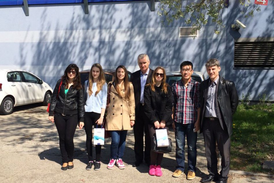 Ilustračný obrázok k článku OBRAZOM: Aj ženy zaujíma IT sektor. Girl’s Day dnes absolvovali aj študentky vo SWANe