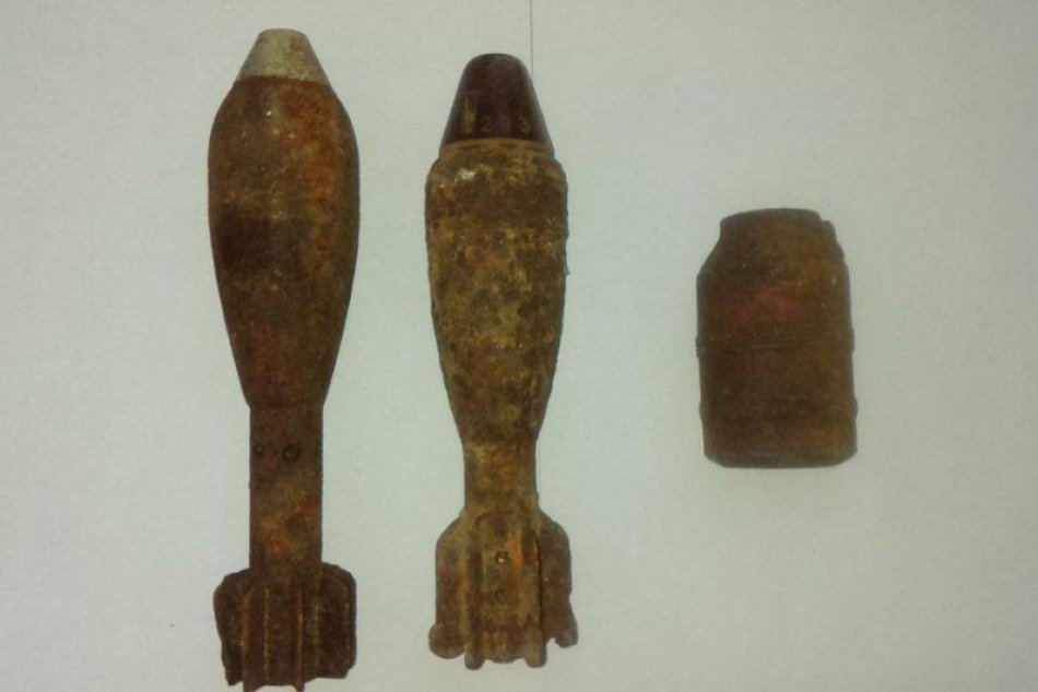 Ilustračný obrázok k článku Rozruch na breznianskej polícii: Muž (65) prišiel na oddelenie zbraní, z vedierka vyložil na stôl míny a granát!