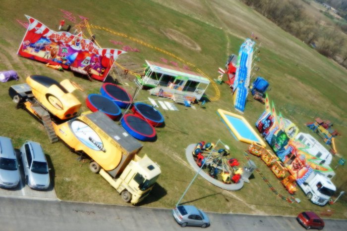 Ilustračný obrázok k článku Po odchode kolotočiarov zostali niektorí obyvatelia sídliska rozhorčení: Spúšť ako po diviakoch! FOTO