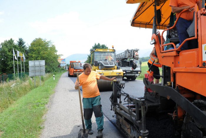 Ilustračný obrázok k článku Milióny eur na opravy: Cesty v našom okrese sa konečne dočkali!