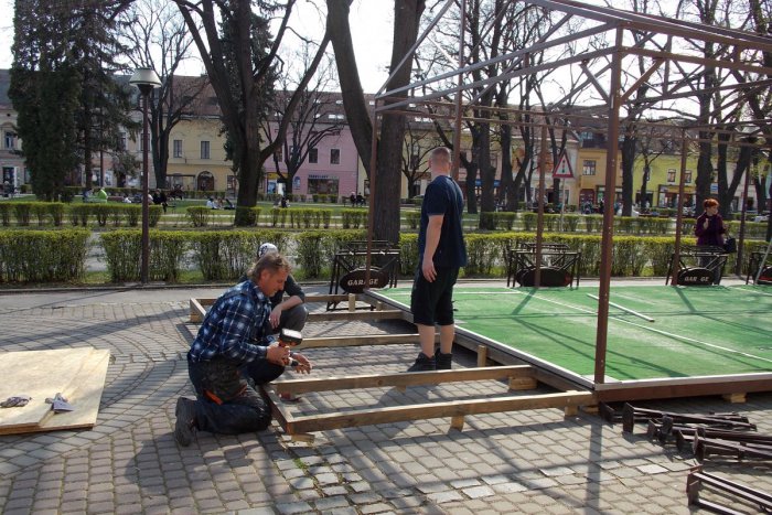 Ilustračný obrázok k článku Po dlhých mesiacoch sa konečne dočkáme: V centre Spišskej už vyrastajú letné terasy