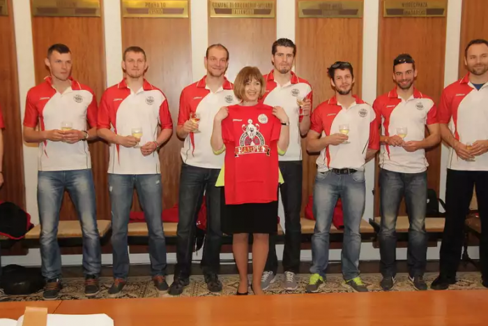 Ilustračný obrázok k článku Volejbalových majstrov privítala primátorka na radnici: Aký darček im Andrea Turčanová venovala?