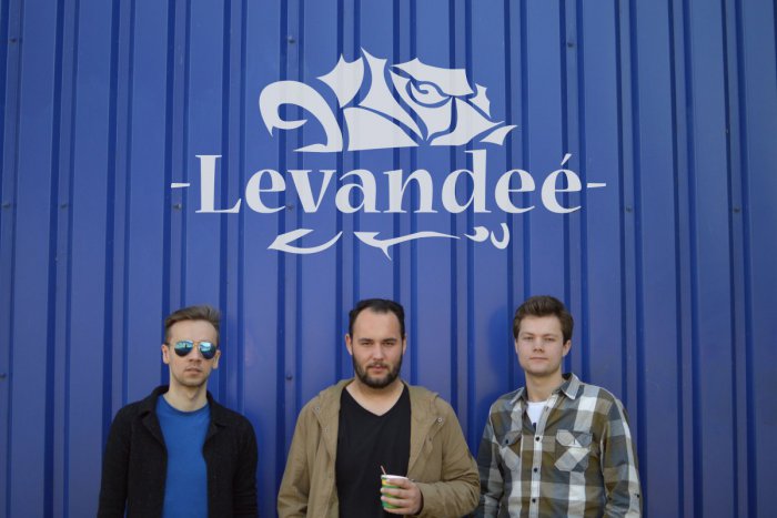 Ilustračný obrázok k článku Chceš si zahrať v klipe? Ružomberské trio Levandeé spúšťa kampaň #tvojemiesto