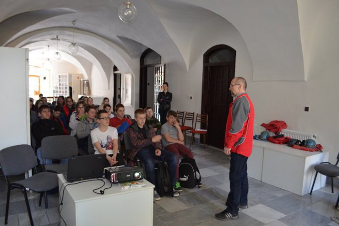 Ilustračný obrázok k článku Zem nad hlavou: Deti v Rožňave spoznávali čaro jaskyniarstva