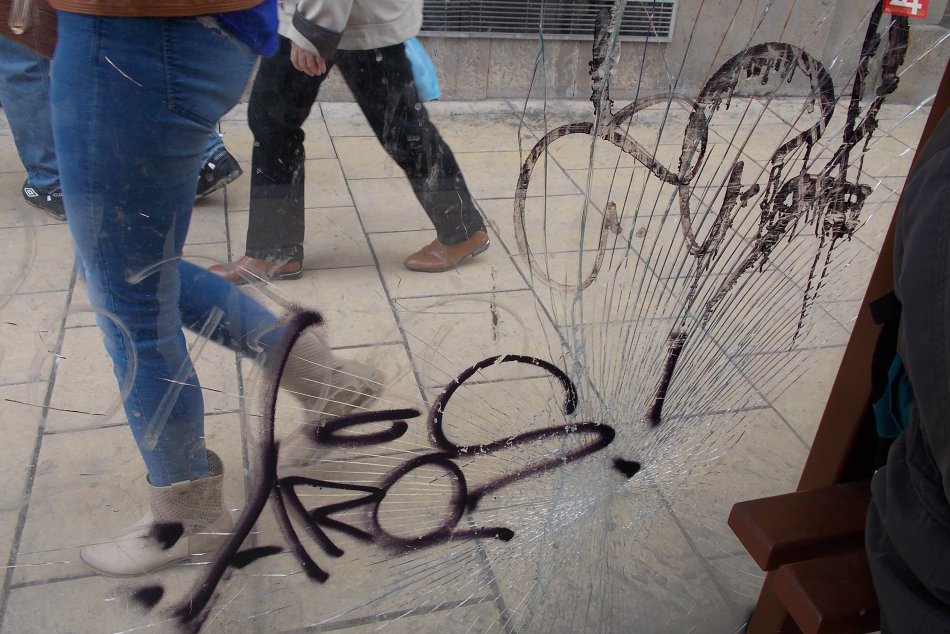 Ilustračný obrázok k článku Ružomberčan bezhlavo demolujúci zástavku, napadol policajta a následne skončil v putách