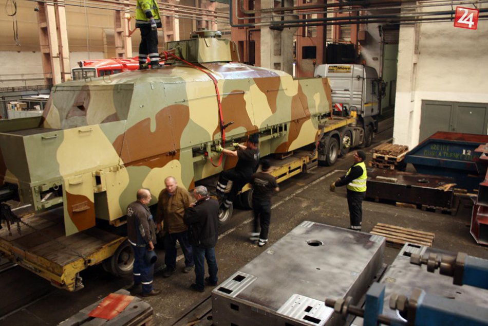 Ilustračný obrázok k článku Vo Zvolene čakajte na ozajstnú atrakciu: Z nákladnej stanice idú prevážať pancierový vlak