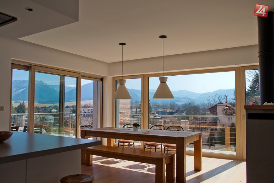 Ilustračný obrázok k článku Energeticky úsporné drevené okná a dvere z Makrowinu potešia dlhoročnou zárukou