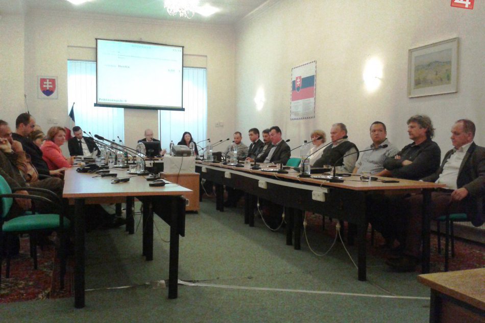 Ilustračný obrázok k článku Poslanci druhýkrát za rokovacím stolom v tomto týždni: Bude sa zlučovať aj odvolávať!