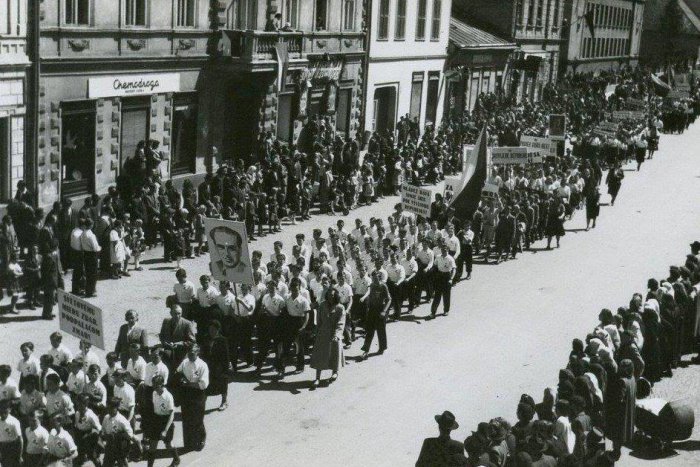 Ilustračný obrázok k článku Budovateľské heslá a stovky ľudí v uliciach: TAKTO sa vo veľkom v Mikuláši oslavoval 1. máj