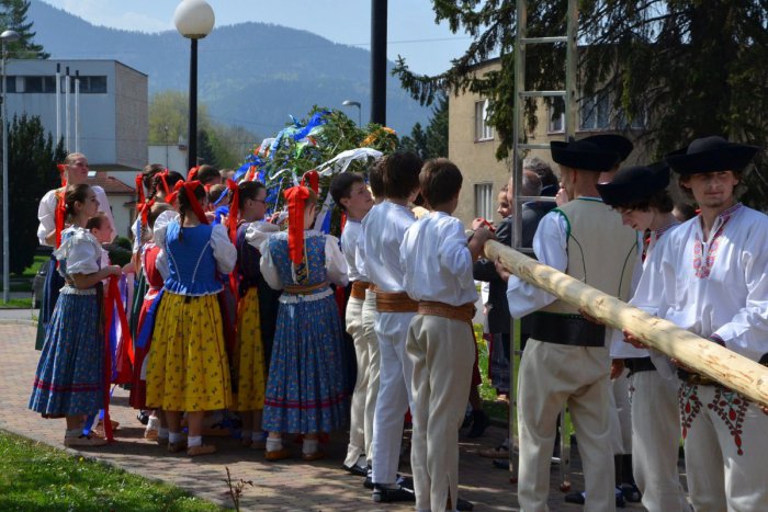 Ilustračný obrázok k článku TIPY na predĺžený VÍKEND: Sadenie májov, otvorenie Dní mesta, folklór, koncerty a ďalšie