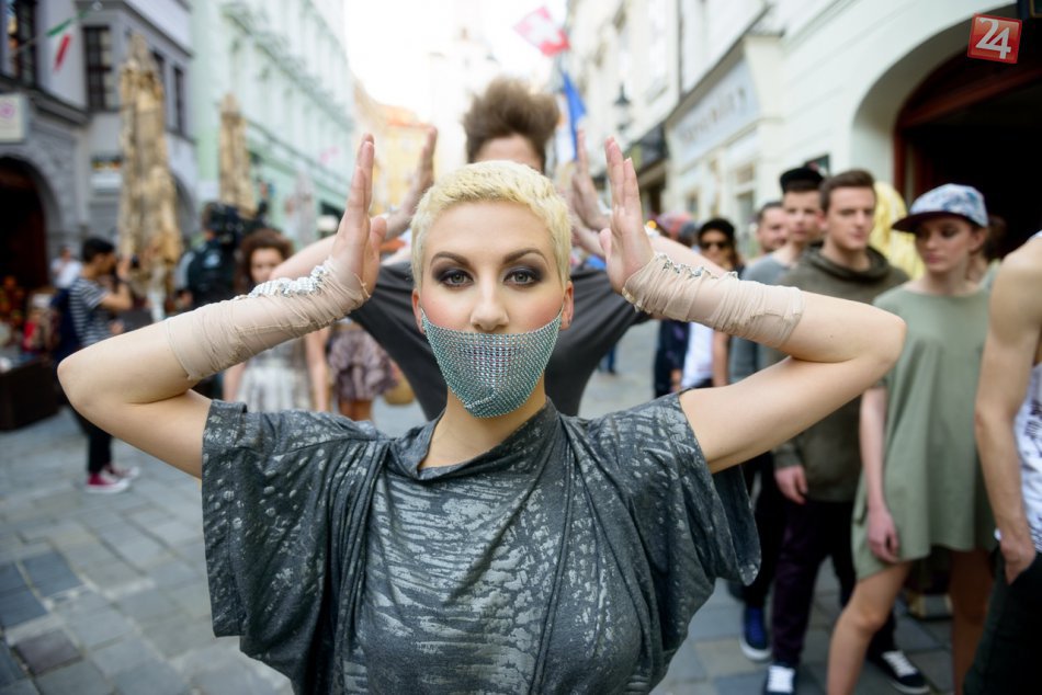 Ilustračný obrázok k článku Originálny pochod Bratislavou: Staré mesto dnes zaplavia modelky, tanečníci a dizajnéri na čele s trubadúrom