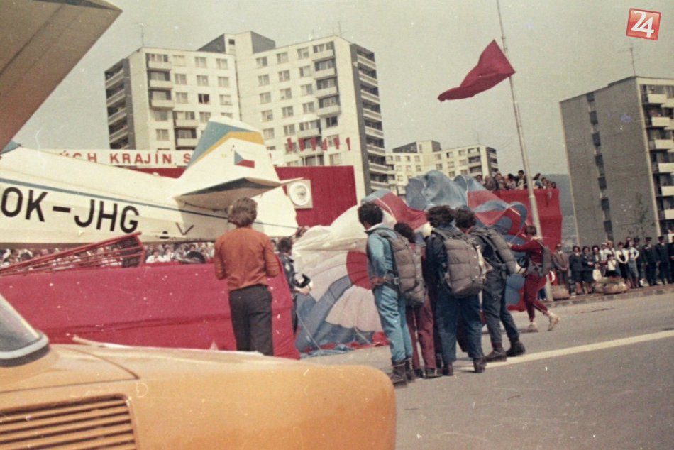 Ilustračný obrázok k článku Prvomájové oslavy kedysi: Nitrianske ulice zaplnili davy ľudí, FOTO