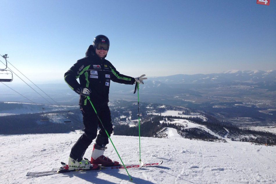 Ilustračný obrázok k článku Dve operácie a štyri skrutky v nohe sú minulosťou: Po štyroch mesiacoch sa lyžiar Martin Bendík opäť postavil na svah