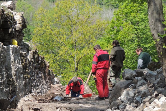 Ilustračný obrázok k článku Kus histórie, pot a drina: Pomáhať do nášho regiónu chodia aj Bratislavčania, ktorí vidia krompáč prvý raz! FOTO