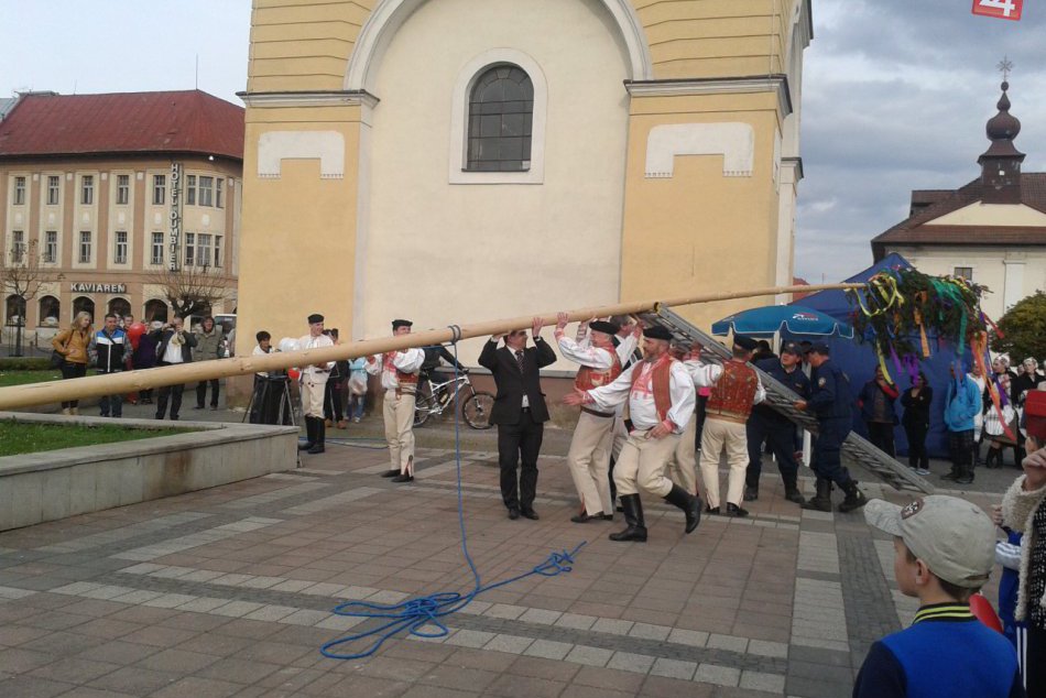 Ilustračný obrázok k článku VIDEOREPORTÁŽ: Pri stavaní mája chlapská sila nestačila, pomohla až hasičská technika!