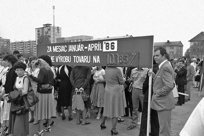 Ilustračný obrázok k článku Prvomájové oslavy v období socíku: Pozrite si aj doteraz nepublikované zábery z Lučenca