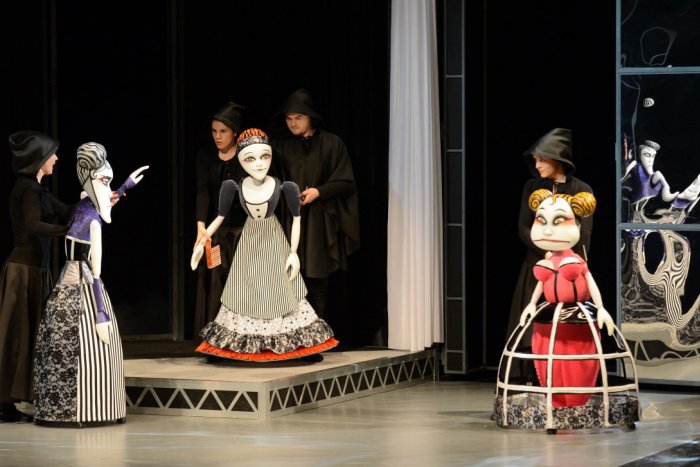 Ilustračný obrázok k článku Do Divadla P.O. Hviezdoslava prichádza satirická komédia zo súčasnosti s názvom Sladký domov