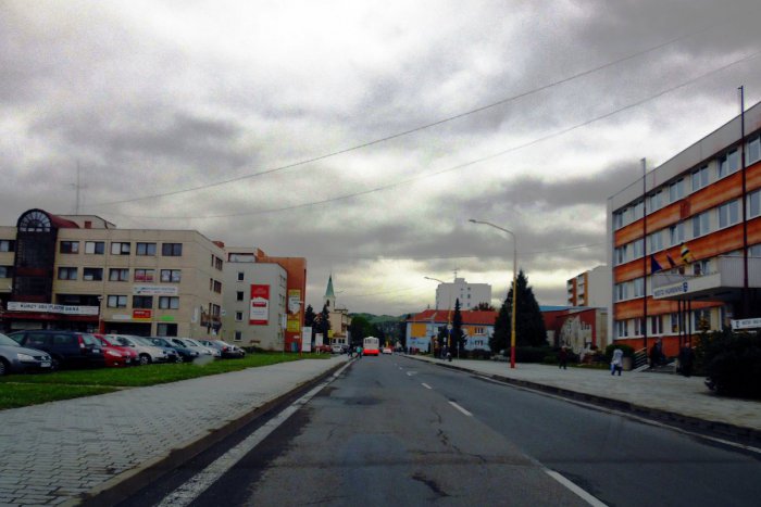 Ilustračný obrázok k článku Pred humenskou radnicou sa stala nehoda: Služobné auto magistrátu zrazilo na ceste ženu