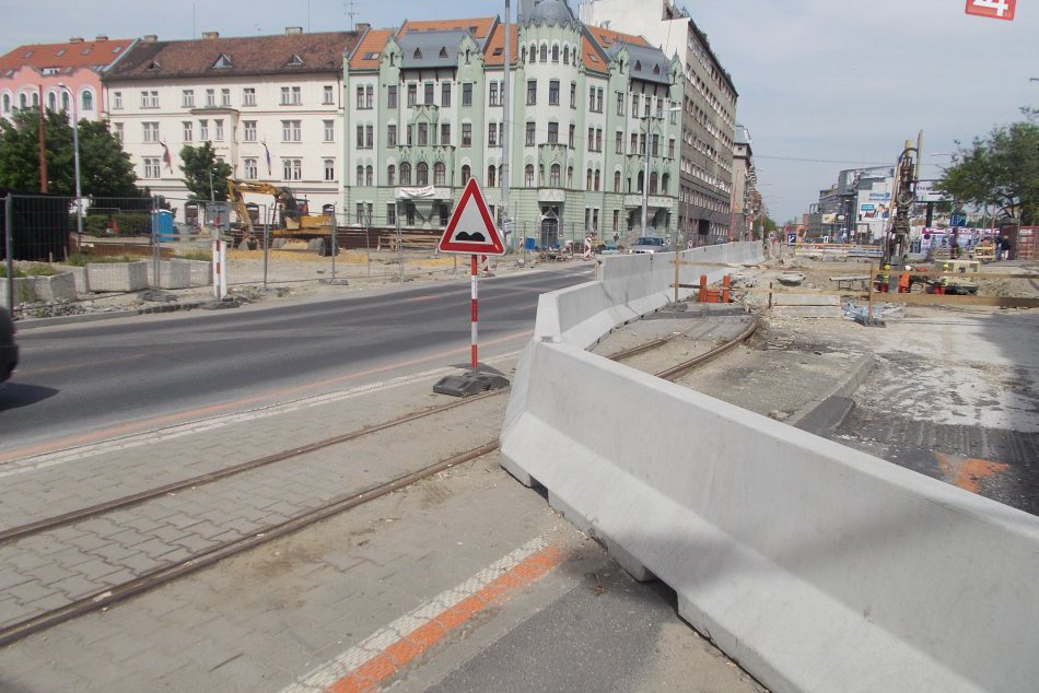 Ilustračný obrázok k článku Na Šafárikovom námestí sa zastávka MHD posúvať nebude. Eurovea sa obávala zrušenia vjazdu k svojmu centru