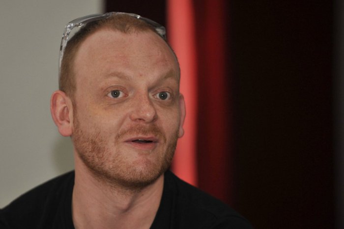 Ilustračný obrázok k článku Nápaditý projekt: Známe osobnosti budú v noci predčítať z kníh v bizarných kútoch mesta. Prečo?