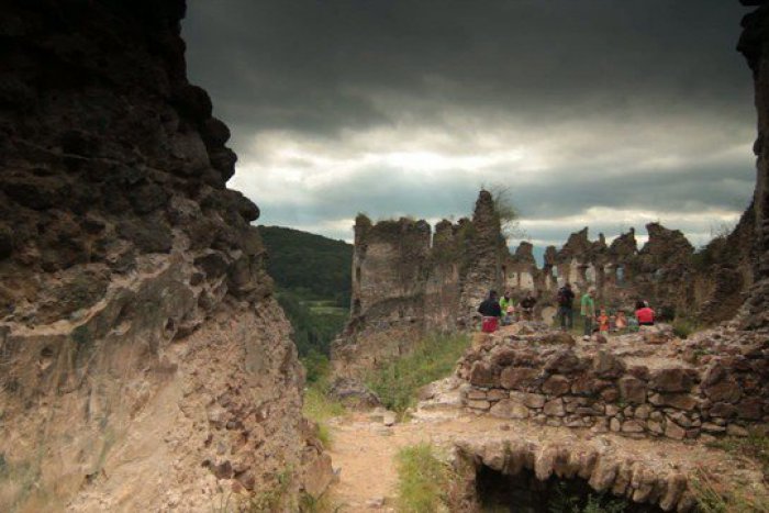 Ilustračný obrázok k článku Záchrana Šášova pokračuje: Rastislav Uhrovič o tom, čo našu pamiatku najbližšie čaká