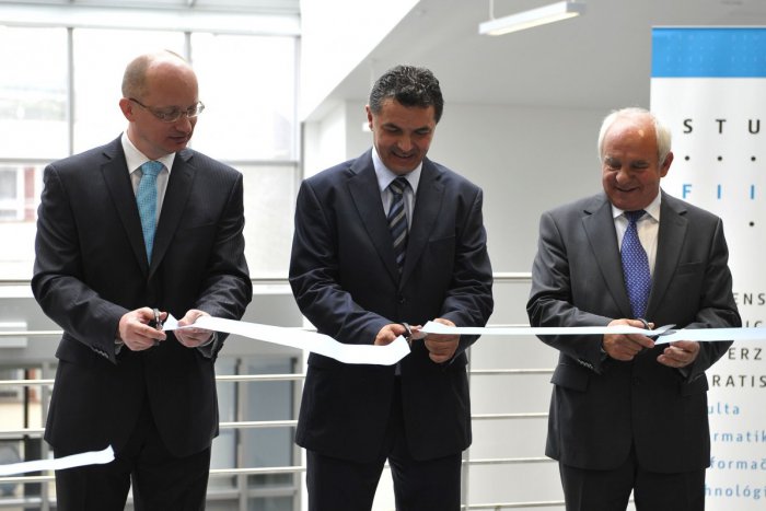 Ilustračný obrázok k článku Špeciálne laboratórium na Fakulte informatiky a informačných technológií pomôže zdokonaľovať nové aplikácie