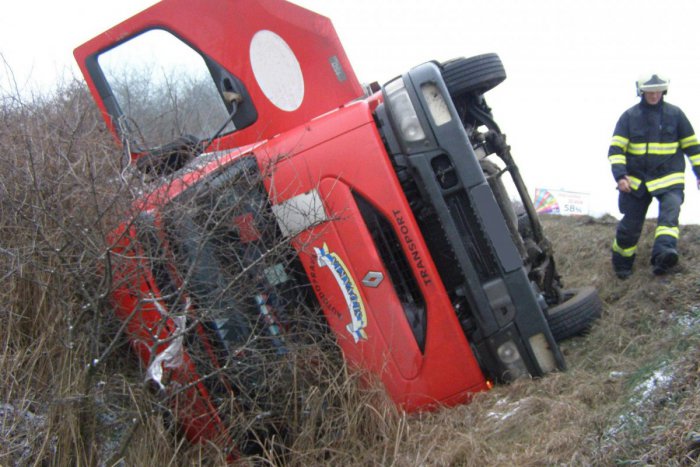 Ilustračný obrázok k článku Vážna nehoda medzi Bystricou a Breznom: Škoda sa v protismere čelne zrazila s nákladiakom!