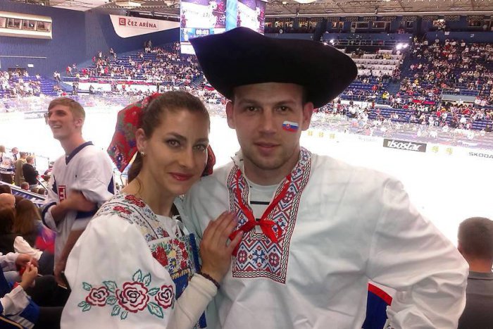 Ilustračný obrázok k článku Poslanec Uhrovič s krásnou Ninou v ostravskom kotli: Žiarske kroje na majstrovstvách žiarili :) FOTO