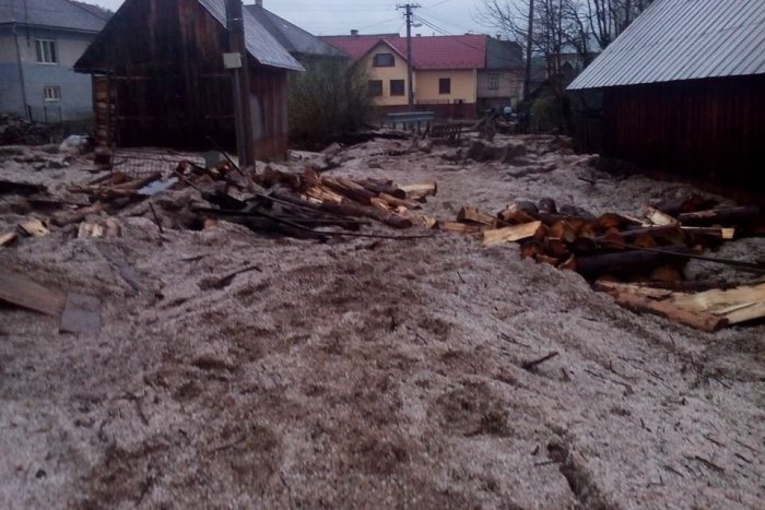 Ilustračný obrázok k článku Silná búrka v našom regióne: Krúpy vytvorili metrové záveje, z potoku sa stala divoká rieka!