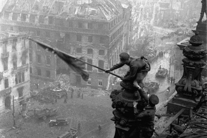 Ilustračný obrázok k článku Slovenská pošta vydala známku s motívom porážky nacizmu