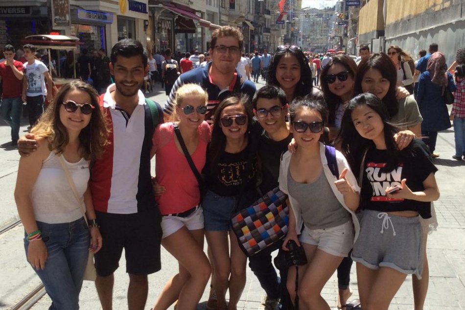 Ilustračný obrázok k článku Silný zážitok Vlasťa na stáži v zahraničí: Stretnutie so stážistkou mu zmenilo pohľad na svet