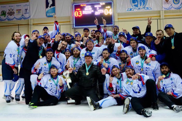 Ilustračný obrázok k článku Dvojčatá Richard a Róbert Hunovci sú na Liptove: Majstrovský titul najvyššej kazašskej ligy pre ostatnú sezónu zodvihli nad hlavu aj oni