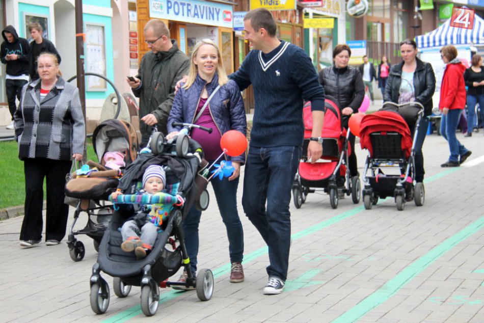Ilustračný obrázok k článku Míľu pre mamu prešli aj stovky Popradčanov: Takto sa u nás oslavoval Deň matiek FOTO