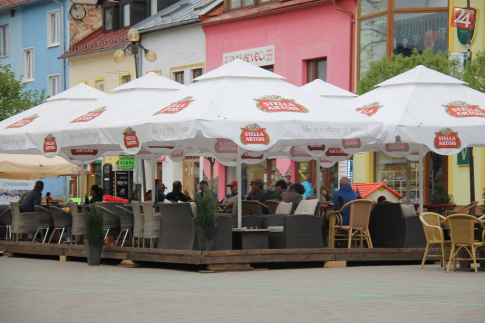 Ilustračný obrázok k článku Po dlhých mesiacoch sme sa konečne dočkali: V centre Popradu opäť vyrástli letné terasy