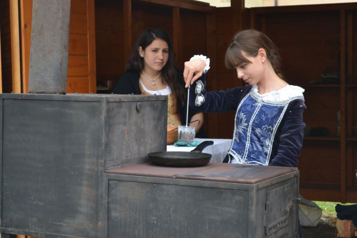 Ilustračný obrázok k článku FOTO: V Kežmarku už odštartovali letnú turistickú sezónu. Ľudí vábila aj stredoveká kuchyňa!