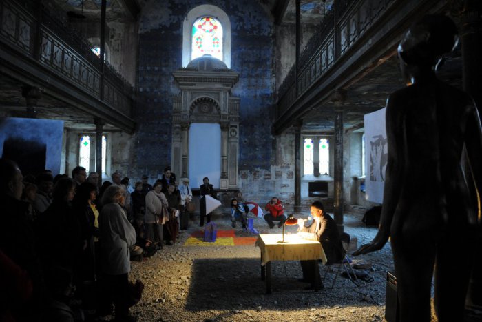 Ilustračný obrázok k článku Druhá Noc literatúry v Trnave: Známe osobnosti nájdete s knihou v rôznych kútoch mesta