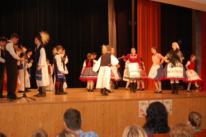 Ilustračný obrázok k článku Radnica v Rožňave ožije: Na javisku sa predvedú najmladší folkloristi