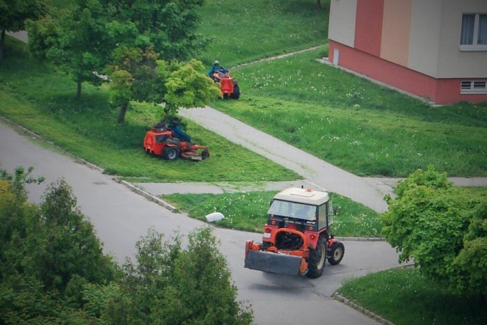 Ilustračný obrázok k článku Jarná údržba zelene v Bystrici: Aktuálny HARMONOGRAM kosenia podľa ulíc