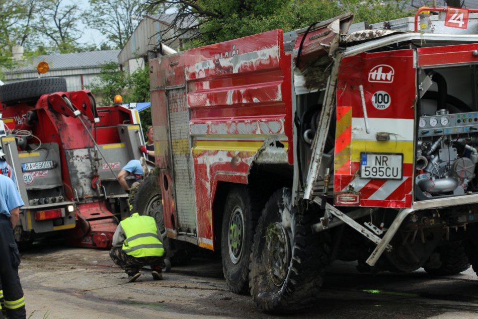 Ilustračný obrázok k článku Hasiči havarovali cestou na zásah: FOTKY z miesta nehody