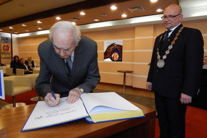 Ilustračný obrázok k článku Muž, ktorý sa staral o zuby množstva Popradčanov: Známy stomatológ oslavuje krásne jubileum