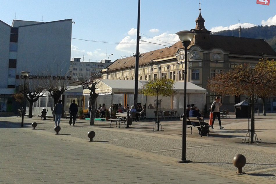 Ilustračný obrázok k článku V centra Brezna už vyrástli letné terasy: Toľkoto posedení pred podnikmi sa dočkáme!