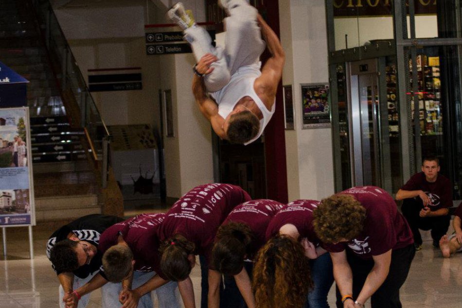 Ilustračný obrázok k článku Kúsky, ktoré ľudia sledujú so zatajeným dychom: Pod Urpínom sa stretnú vyznávači parkouru z celej Európy VIDEO