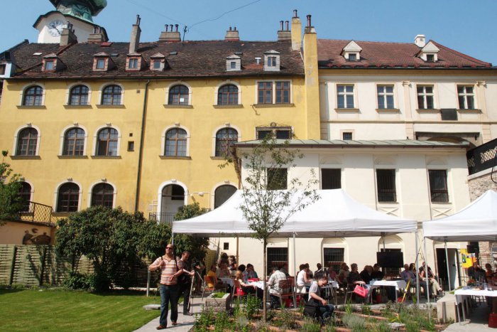 Ilustračný obrázok k článku Pod Michalským mostom dnes otvoria letnú čitáreň U červeného raka, okrem tlače vás čaká aj bohatý program!