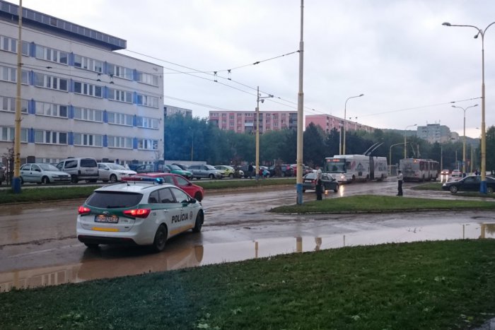 Ilustračný obrázok k článku Po prietrži už vyviezli neuveriteľných 700 ton bahna, ďalšie práce si vyžiadajú uzavretie parkovísk!